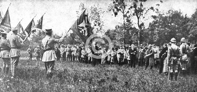 'Parmi les soldats de l'entente; la remise des drapeaux offerts par Paris, Nancy, Belfort..., 1918. Creator: Unknown.