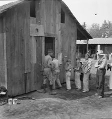Part of the lineup at paymaster's window..., near Grants Pass, Josephine County, Oregon, 1939. Creator: Dorothea Lange