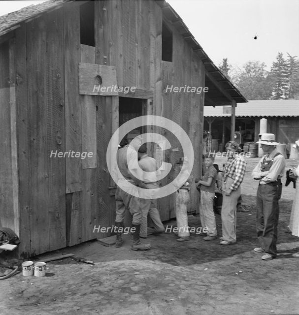 Part of the lineup at paymaster's window..., near Grants Pass, Josephine County, Oregon, 1939. Creator: Dorothea Lange.