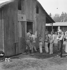 Part of the lineup at paymaster's window..., near Grants Pass, Josephine County, Oregon, 1939. Creator: Dorothea Lange