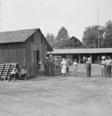 Part of the lineup at paymaster's window..., near Grants Pass, Josephine County, Oregon, 1939. Creator: Dorothea Lange