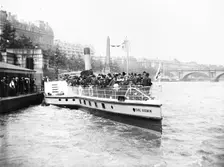 Passengers boarding the steamer Earl Godwin London, c1905