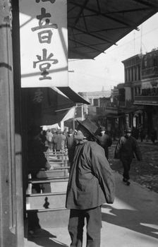 Passers-by, Chinatown, San Francisco, between 1896 and 1906. Creator: Arnold Genthe