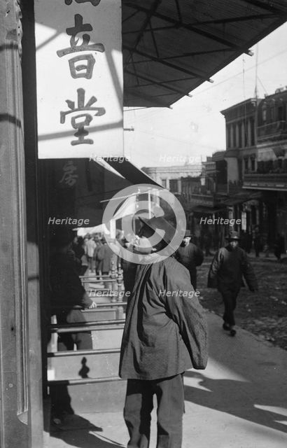 Passers-by, Chinatown, San Francisco, between 1896 and 1906. Creator: Arnold Genthe.