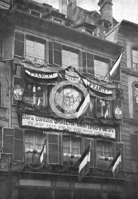 'Petain et Foch a Strasbourg; La parure de fete de Strasbourg liberee: deux facades ornee...,1918. Creator: Unknown.