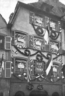 Petain et Foch a Strasbourg; La parure de fete de Strasbourg liberee: deux facades ornees...,1918. Creator: Unknown