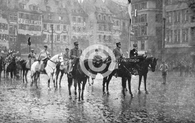 'Petain et Foch a Strasbourg; Le 27 novembre: le marechal Foch, a cheval, entre les..., 1918. Creator: Unknown.