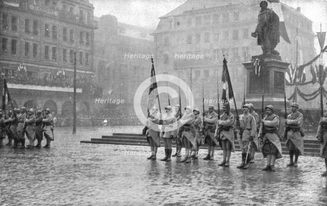 'Petain et Foch a Strasbourg; Le 27 novembre: les troupes, au pied de la statue de Kleber..., 1918. Creator: Unknown.