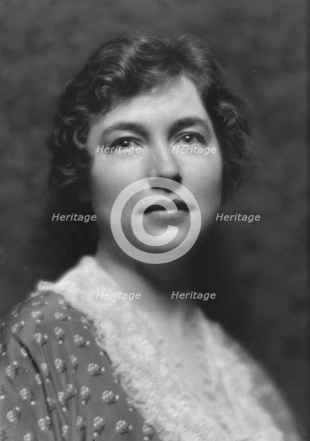 Peake, H.G., Mrs., portrait photograph, 1913. Creator: Arnold Genthe.