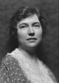 Peake, H.G., Mrs., portrait photograph, 1913. Creator: Arnold Genthe
