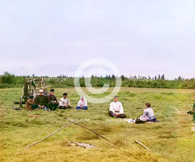 Peasants haying [Russian Empire], 1909. Creator: Sergey Mikhaylovich Prokudin-Gorsky.