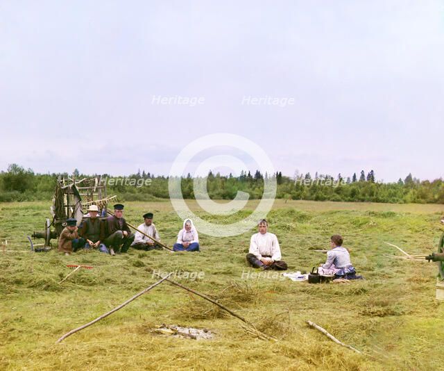 Peasants haying [Russian Empire], 1909. Creator: Sergey Mikhaylovich Prokudin-Gorsky.