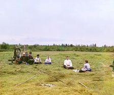 Peasants haying [Russian Empire], 1909. Creator: Sergey Mikhaylovich Prokudin-Gorsky