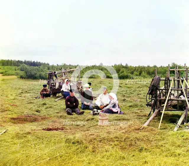 Peasants haying [Russian Empire], 1909. Creator: Sergey Mikhaylovich Prokudin-Gorsky.