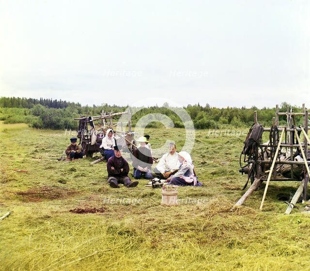 Peasants haying [Russian Empire], 1909. Creator: Sergey Mikhaylovich Prokudin-Gorsky.
