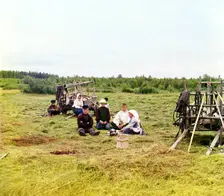 Peasants haying [Russian Empire], 1909. Creator: Sergey Mikhaylovich Prokudin-Gorsky
