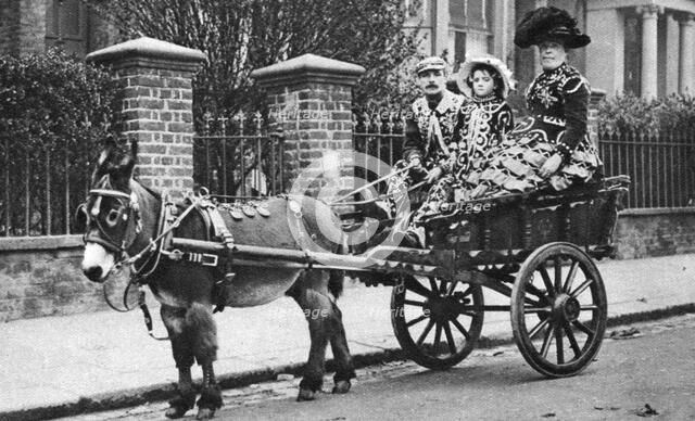 Pearly family in their donkey-drawn 'moke', London, 1926-1927. Artist: McLeish