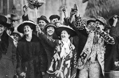 Pearly king and queen in high spirits, London, 1926-1927. Artist: Unknown