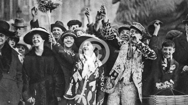 Pearly king and queen in high spirits, London, 1926-1927. Artist: Unknown