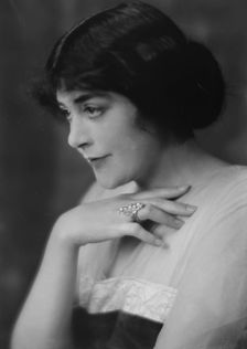 Pearson, Virginia, Miss, portrait photograph, 1915 July 13. Creator: Arnold Genthe