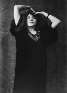 Pearson, Virginia, Miss, portrait photograph, 1915 July 13. Creator: Arnold Genthe