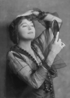 Pearson, Virginia, Miss, portrait photograph, 1915 July 13. Creator: Arnold Genthe