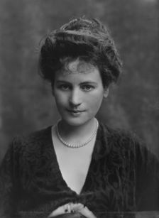 Peckham, Mrs., portrait photograph, 1914 Dec. Creator: Arnold Genthe