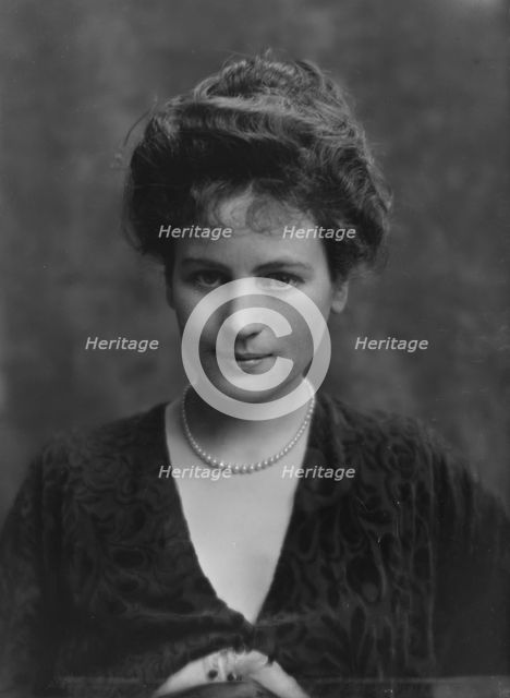 Peckham, Mrs., portrait photograph, 1914 Dec. Creator: Arnold Genthe.