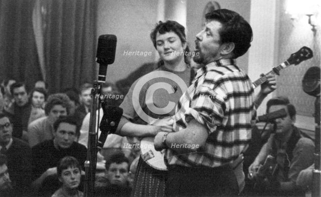 Peggy Seeger and Ewan MacColl, Enterprise Public House, Long Acre, London, late 1950s-early 1960s.  Artist: Eddis Thomas