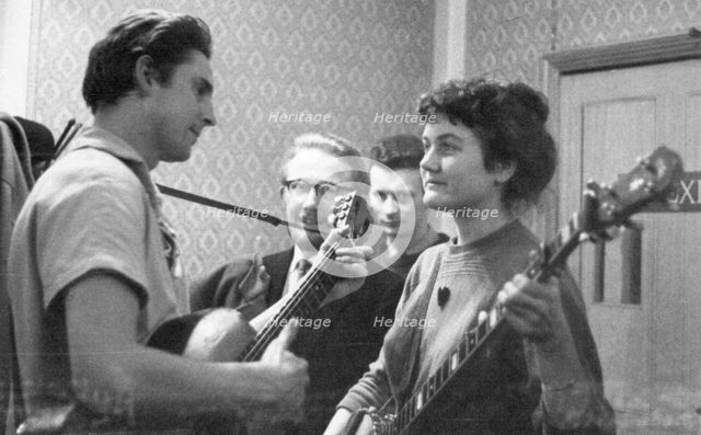 Peggy Seeger and Guy Carawan, Enterprise Public House, Long Acre, London, late 1950s-early 1960s.  Artist: Eddis Thomas