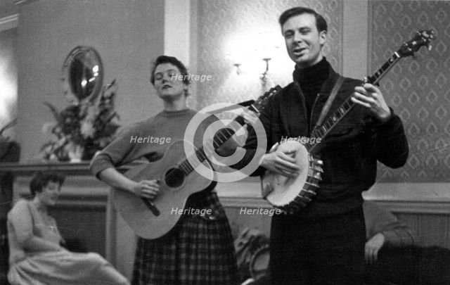 Peggy Seeger and Ralph Rinzler, Enterprise Public House, London, late 1950s-early 1960s.  Artist: Eddis Thomas