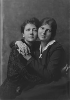 Pelton, L.D., Mrs., and daughter, portrait photograph, 1917 Oct. 1. Creator: Arnold Genthe