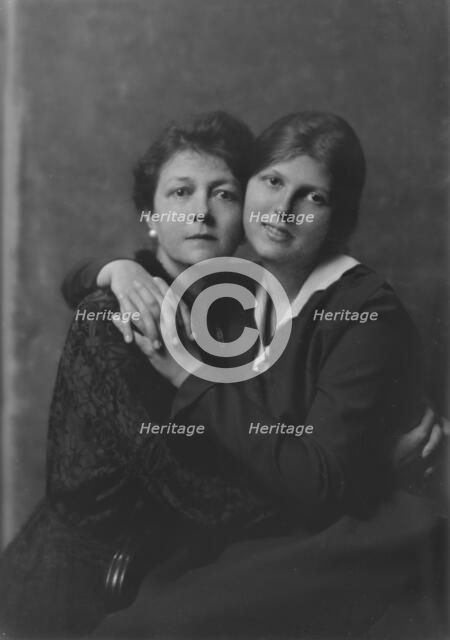 Pelton, L.D., Mrs., and daughter, portrait photograph, 1917 Oct. 1. Creator: Arnold Genthe.
