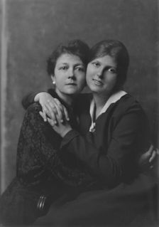 Pelton, L.D., Mrs., and daughter, portrait photograph, 1917 Oct. 1. Creator: Arnold Genthe