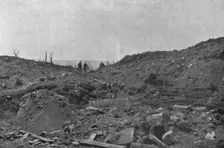 Pendant l'affaire de Douaumont, le 22 mai.-- Deux coureurs venant des premieres lignes..., 1916. Creator: Unknown