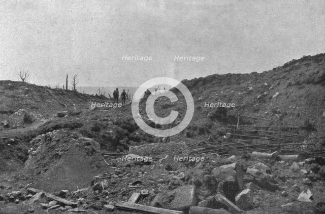 'Pendant l'affaire de Douaumont, le 22 mai.-- Deux coureurs venant des premieres lignes..., 1916. Creator: Unknown.