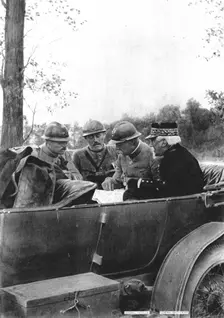'Pendant la Bataille; le general Fayolle, commandant l'armee de la Somme, et le general Bal Creator: Unknown