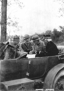 'Pendant la Bataille; le general Fayolle, commandant l'armee de la Somme, et le general Bal Creator: Unknown