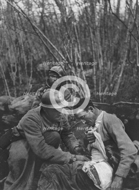 ''Pendant le Combat; Les premiers soins aux blesses', 1916 (1924). Creator: Unknown.