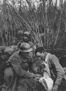 'Pendant le Combat; Les premiers soins aux blesses 1916 (1924). Creator: Unknown