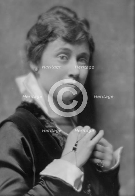 Pennock, Elise T., Miss, portrait photograph, 1914 Oct. 23. Creator: Arnold Genthe.