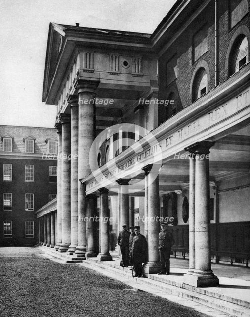Pensioners in the great quadrangle of Chelsea Royal Hospital, London, 1926-1927.Artist: Taylor