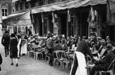 People at a well-known Parisian pavement cafe, 1931. Artist: Ernest Flammarion