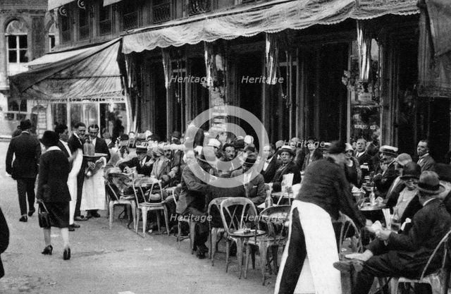 People at a well-known Parisian pavement cafe, 1931. Artist: Ernest Flammarion