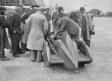 People examining Leon Cushman's Austin 7 racer at Brooklands for a speed record attempt, 1931. Artist: Bill Brunell
