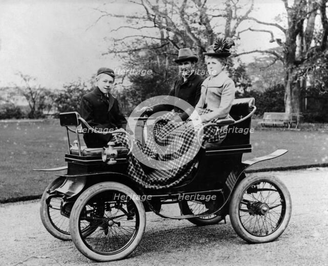People in a De Dion Vis-a-Vis car, 1902. Artist: Unknown