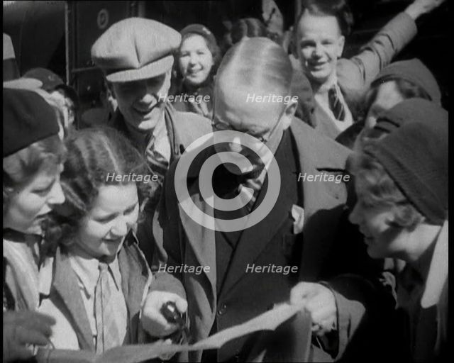 People Looking at  a Paper Together, 1933. Creator: British Pathe Ltd.