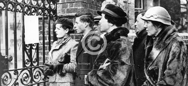 People reading the bulletins of King George V's last illness, 1935. Artist: Unknown