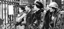 People reading the bulletins of King George V's last illness, 1935