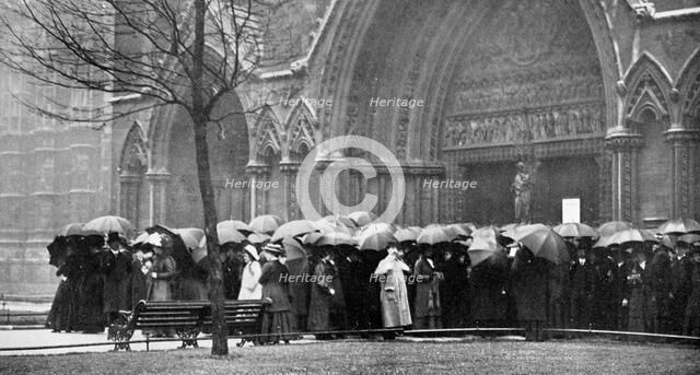 People waiting in the rain in order to attend a service at Westminster Abbey, London, 1910. Artist: Unknown